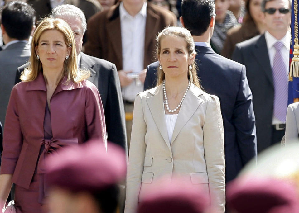Fotografía del miércoles 16 de abril de 2008 de las princesas de España Cristina (i) y Elena. (AP Foto/Daniel Ochoa de Olza, Archivo)