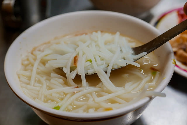 【台北捷運美食地圖】【台北車站美食】長安西路138巷69年老店米粉湯