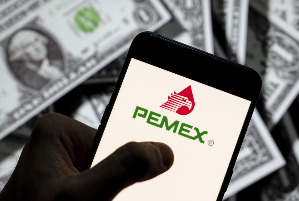 Pemex reportó el 31 de marzo de 2023 una deuda financiera total de 1.94 billones de pesos, esto es 107,387 millones de dólares que representa el 6.3% del Producto Interno Bruto (PIB) del país. Foto: Illustration by Budrul Chukrut/SOPA Images/LightRocket via Getty Images.