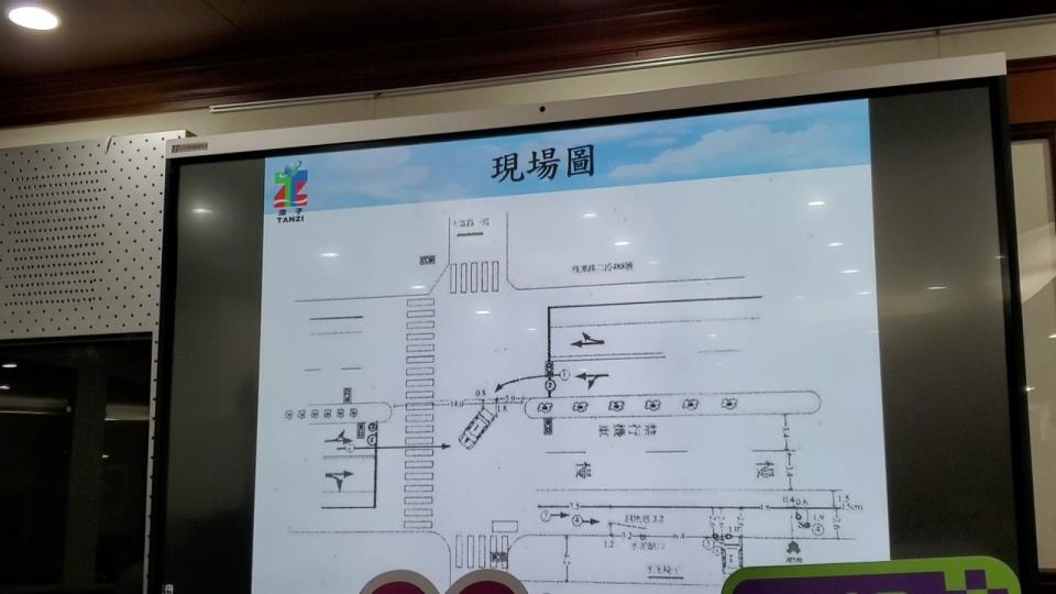 台中市潭子區調解委員會主席劉興榮拿出現場圖，解釋這次死亡車禍發生的原因。呂志明攝