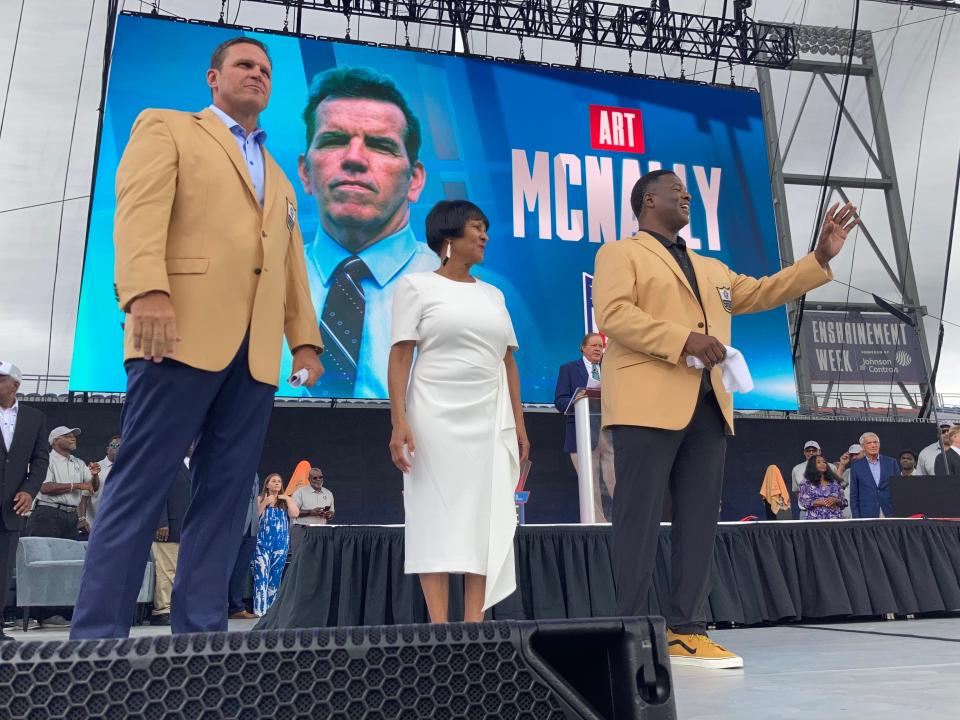 Jaguars legend Tony Boselli, left, stands on the Hall of Fame stage with the widow of Sam Mills and Jacksonville native LeRoy Butler before their HOF speeches.