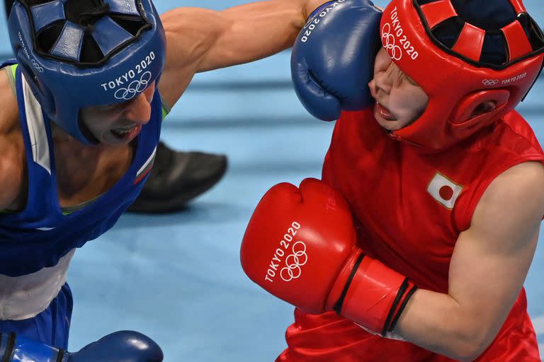 La japonesa Tsukimi Namiki (roja) y la búlgara Stoyka Zhelyazkova Krasteva, durante su combate de boxeo semifinal de mosca femenina (48-51 kg) 
