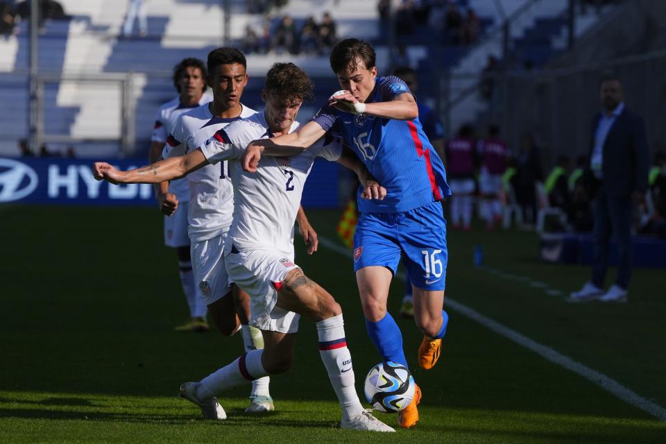 Slovakia's Leo Sauer, right, and Mauricio Cuevas of the United States battle for the ball during a FIFA U-20 World Cup Group B soccer match at the San Juan stadium in San Juan, Argentina, Friday, May 26, 2023. (AP Photo/Natacha Pisarenko)
