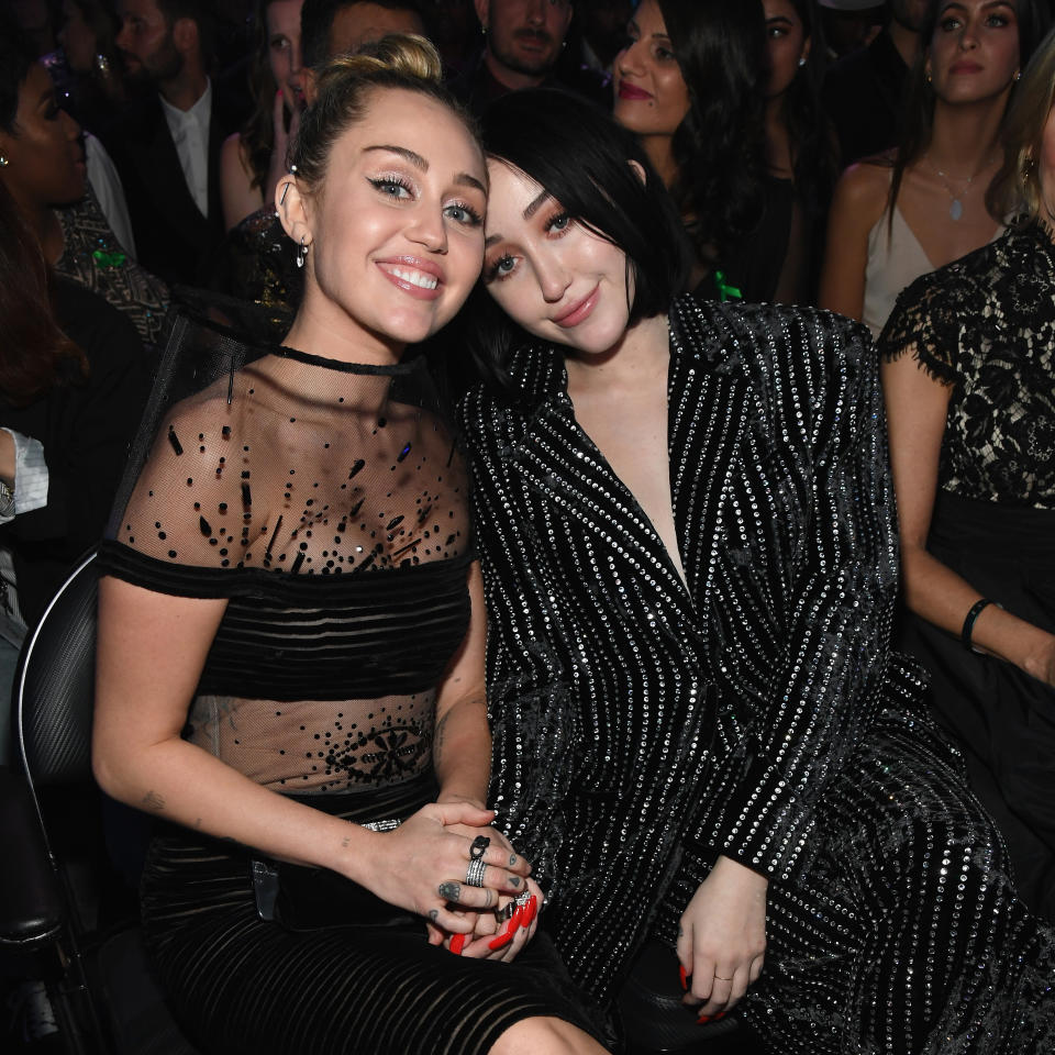 Miley Cyrus y Noah Cyrus en los GRAMMY Awards en el 2019.  (Photo by Kevin Mazur/Getty Images for The Recording Academy)