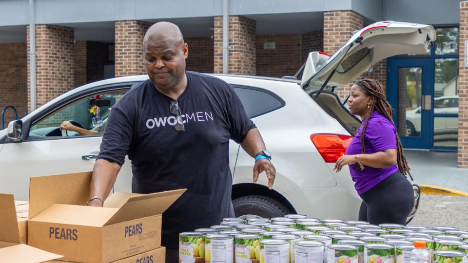 Volunteers from the Orlando Serve Foundation and the City of Orlando packed Thanksgiving dinners into more than 400 vehicles on Nov. 12, 2023.