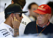 Foto de archivo del piloto británico Lewis Hamilton hablando con Niki Lauda durante las prácticas para el Gran Premio de Australia en Melbourne Mar 14, 2014. REUTERS/Brandon Malone