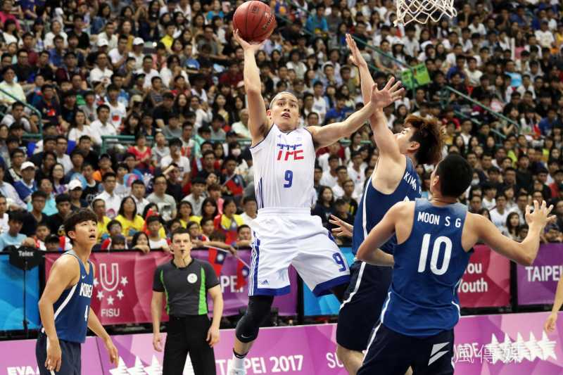 世大運男籃，中華隊以4分之差擊敗南韓隊，全場球迷高聲歡呼。（蘇仲泓攝）