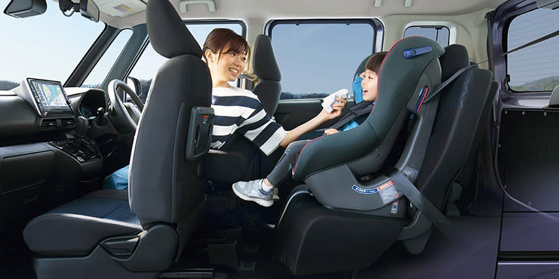 駕駛能夠更輕易就手照顧後座汽車座椅上的孩子