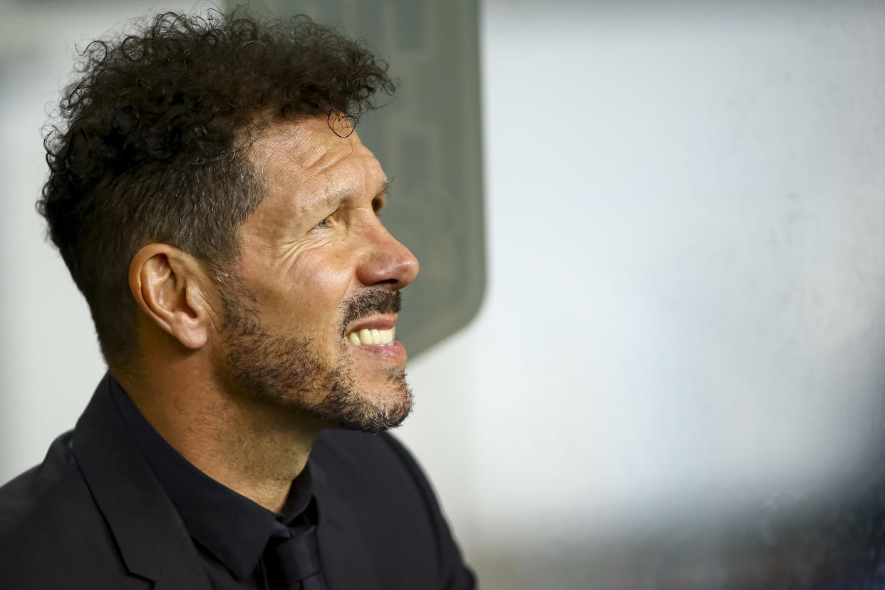 Diego Pablo Simeone lamentándose en el banquillo durante el Oporto-Atlético de Madrid de la Champions. (Foto: Diogo Cardoso / DeFodi Images / Getty Images).