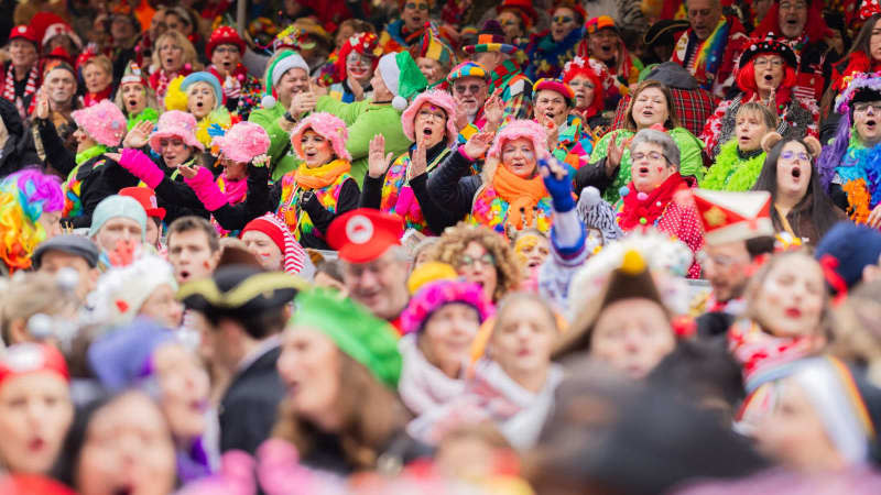 Carnival revellers celebrate the opening of the street carnival on Alter Markt on Weiberfastnacht (Women's Carnival Day). Rolf Vennenbernd/dpa