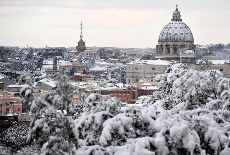 ROM03. ROMA (ITALIA), 26/02/2018.- Vista de la cúpula de la basílica de San Pedro tras la intensa nevada caída en Roma, Italia, hoy, 26 de febrero de 2018. La ola de frío siberiano, que han llamado Burian, llegó ayer a Italia provocando copiosas nevadas en el norte y un frío intenso que ha llegado hasta los 20 grados bajo cero en algunas localidades y hoy alcanzó el centro del país y Roma, donde los colegios permanecen cerrados. EFE/ ETTORE FERRARI