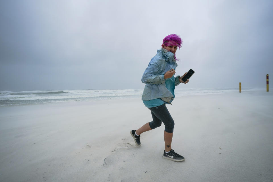 Courtney Watts, de Tuscaloosa, Alabama, en la playa Gulf State Park, el martes 15 de septiembre de 2020 mientras se acerca el huracán Sally a las costas del Golfo de México. (AP Foto/Gerald Herbrt)