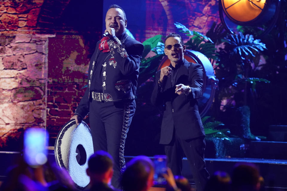 Pepe Aguilar y Marc Anthony durante su presentación en los Premios Billboard de la Música Latina el jueves 5 de octubre de 2023, en Coral Gables, Florida. (Foto AP/Marta Lavandier)