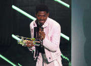 Lil Nas X recibe el premio al video del año por "Montero (Call Me By Your Name)" en la ceremonia de los Premios MTV a los Videos Musicales, el domingo 12 de septiembre de 2021 en el Barclays Center en Nueva York. (Foto por Charles Sykes/Invision/AP)