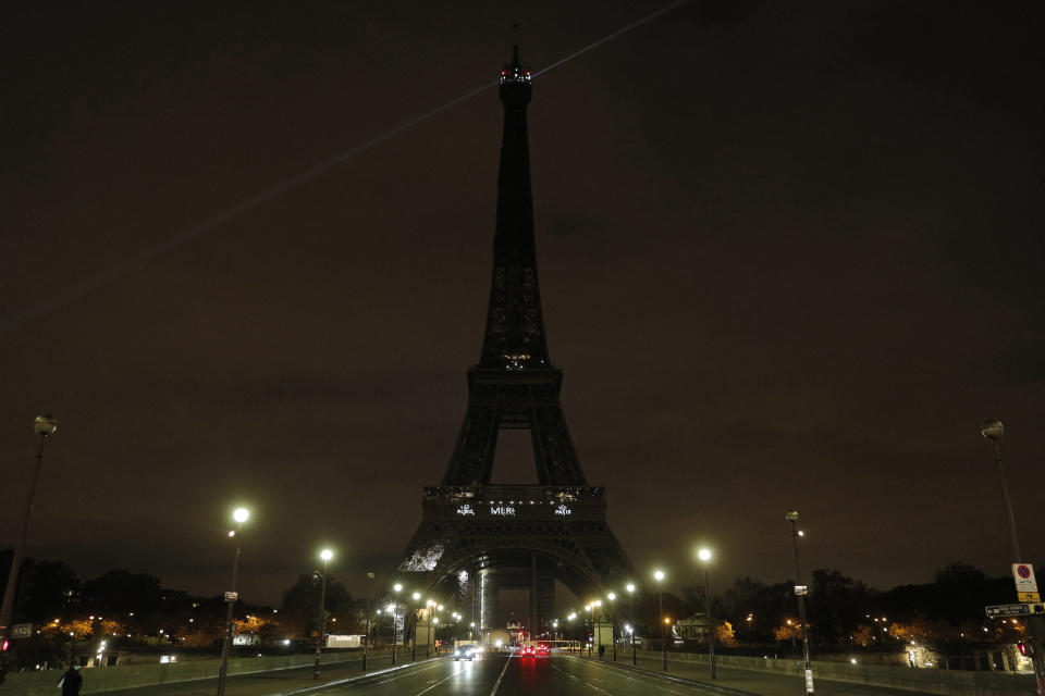 La Tour Eiffel, ici plongée dans le noir cinq ans après les attaques terroristes qui avaient frappé la France en novembre 2015. 