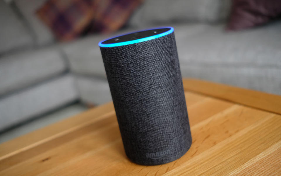 Mit Alexa von Amazon ist das Sprechen mit dem Sprachassistenten zu einer alltäglichen Aktivität in Privathaushalten geworden. Sprachassistenten sind ideal für die Verwaltung der Smart-Home-Geräte, die Medienwiedergabe oder die schnelle Kommunikation mit Freunden und Familie. Mit über 100 Millionen verkauften Geräten ab 2019 ist der Echo-Smart-Lautsprecher und der Alexa-Sprachassistent von Amazon einer der beliebtesten. Laut "Time" hat sich dadurch aber auch das wichtigste Datenschutzproblem unserer Zeit entwickelt. (Bild: Getty Images)