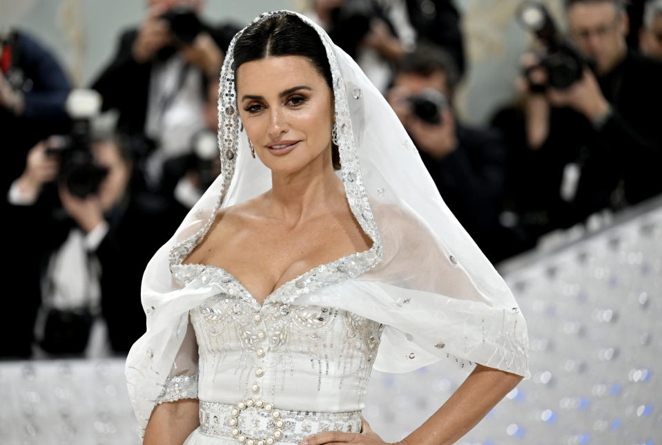 Penelope Cruz llega a la gala del Instituto del Vestido del Museo Metropolitano de Arte para celebrar la inauguración de la exposición "Karl Lagerfeld: A Line of Beauty" el lunes 1 de mayo de 2023 en Nueva York. (Foto Evan Agostini/Invision/AP)