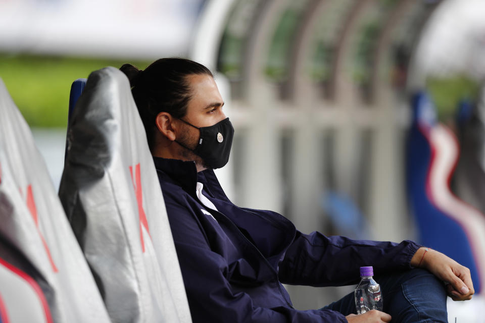 Amaury Vergara observa desde el campo de juego un partido de Chivas en la Liga MX. (Photo by Refugio Ruiz/Getty Images)