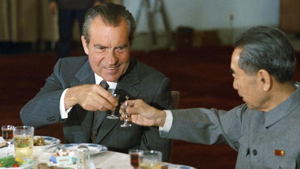 Nixon brinda con el primer ministro chino Zhou Enlai en 1972 en Pekín.