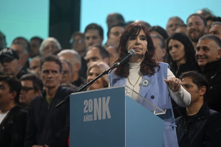 La vicepresidenta Cristina Fernández durante el acto en Plaza de Mayo (Foto AP/Mario De Fina)