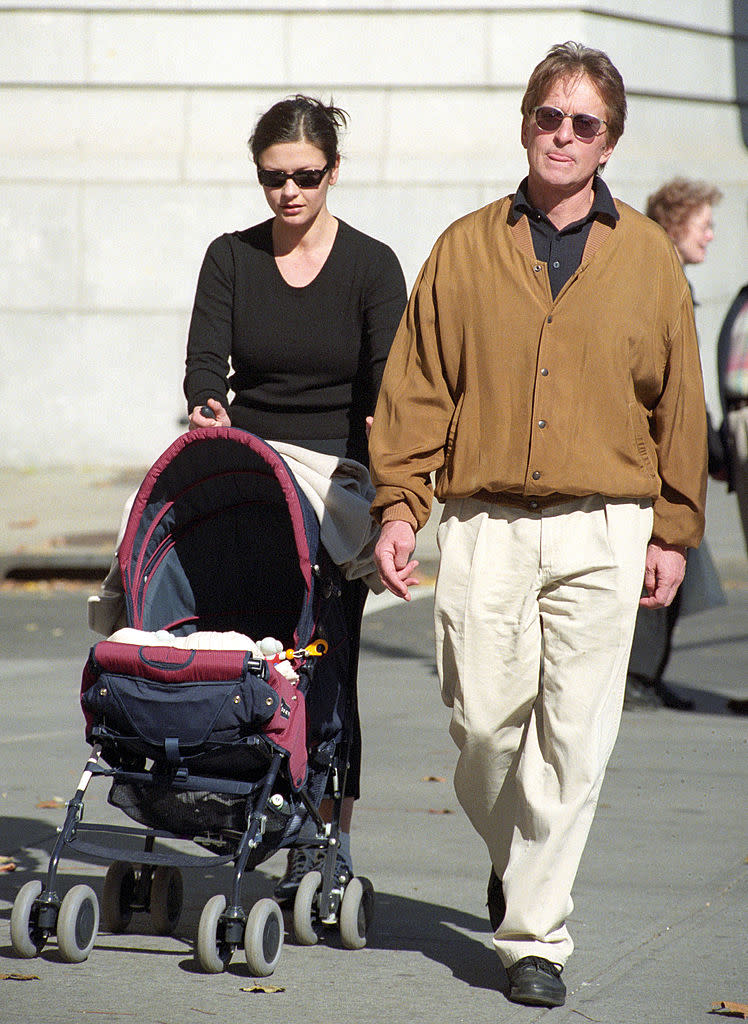 Tombés amoureux l’un de l’autre au premier regard ou presque, Michael Douglas et Catherine Zeta-Jones vont très rapidement donner à leur passion un tour très concret. Le 8 août 2000, à peine plus d’un an et demi après le début de leur relation, naît en effet Dylan, leur premier enfant. La famille s’agrandira trois ans plus tard avec la naissance d’une petite Carys. (<em>Tom Wargacki/WireImage</em>)