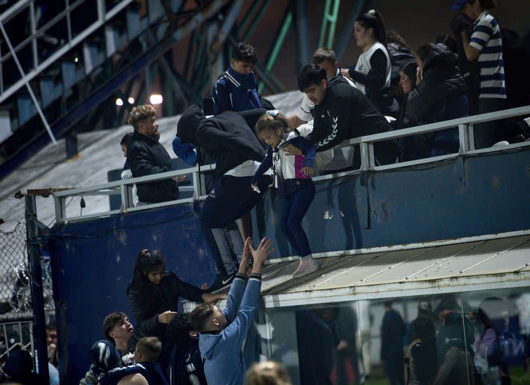 Escenas de desesperación en el estadio de Gimnasia: la represión policial desató otra crisis política