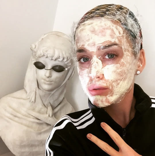 Katy Perry’s Face Mask Selfie