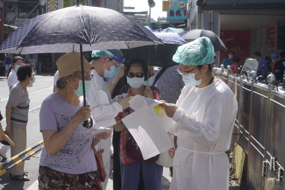 年長者在烈日下排隊打疫苗。（圖為萬華仁濟醫院）   圖：張良一／攝