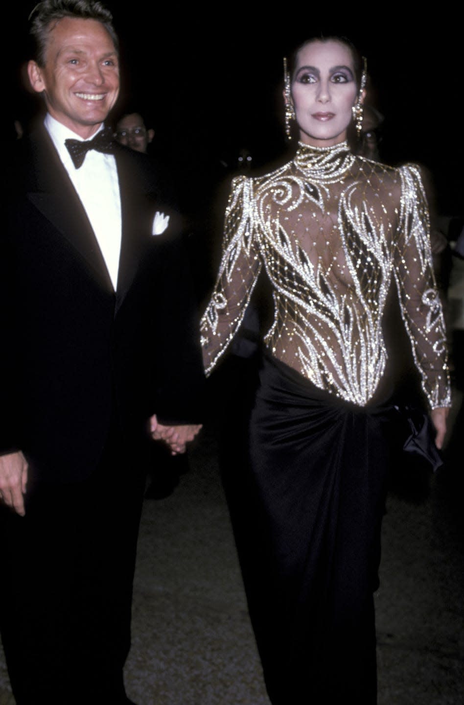 <p>De nuevo, Cher se convirtió en icono en 1985 con transparencias y bordados.</p>