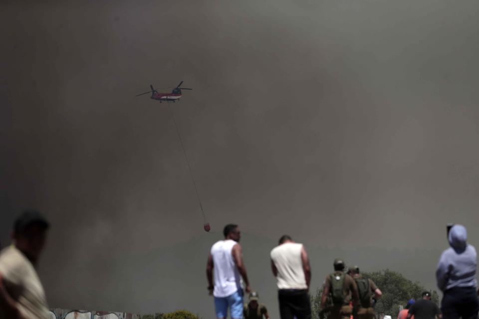 Un helicóptero y varias personas en Quilpe.