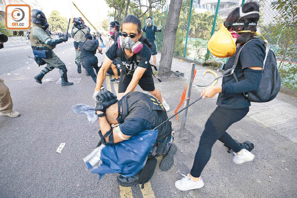 警察被暴徒圍毆的畫面並不罕見。