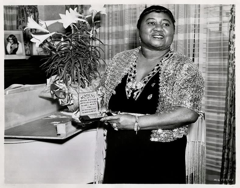 Hattie McDaniel holds the Academy Award she received for best supporting actress for her role in 1939’s “Gone With the Wind.” The statue went missing and will be replaced next month in a Howard University ceremony (Photo by John Kisch/Getty Images)