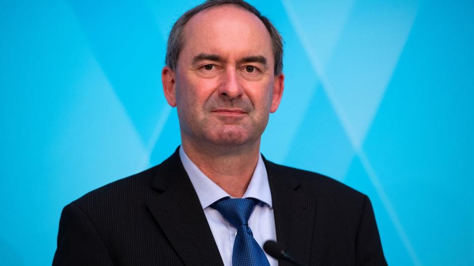 Hubert Aiwanger (Freie Wähler), Wirtschaftsminister von Bayern, nimmt nach einer Kabinettssitzung an einer Pressekonferenz teil.
