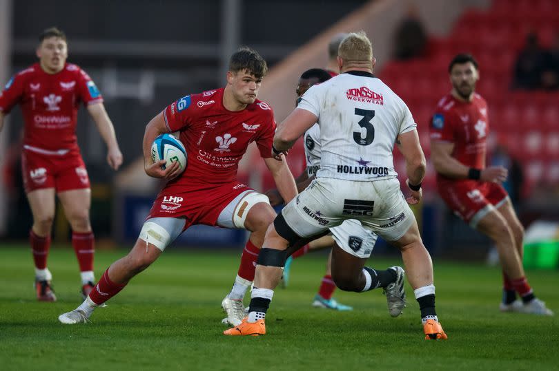 Taine Plumtree of Scarlets looks for a gap. -Credit:Huw Evans Picture Agency