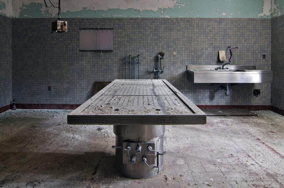 30 Photos of Abandoned Hospitals That'll Send Chills Down Your Spine