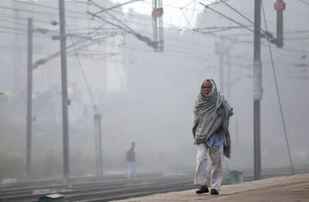 A man walks along a railway platform on a smoggy morning in New Delhi, India, November 10, 2017. REUTERS/Saumya Khandelwal