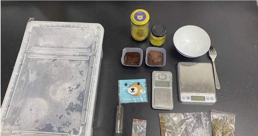 警方查獲大麻種子、大麻奶油、大麻巧克力和大麻巧克力餅乾，並扣押食品攪拌工具等相關物品。（圖／翻攝畫面）