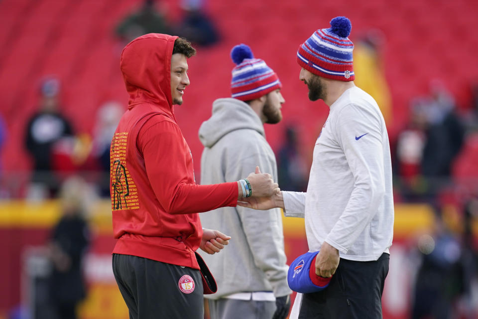 El quarterback de los Kansas City Chiefs, Patrick Mahomes, izquierda, saluda al quarterback de los Buffalo Bills, Josh Allen, derecha, antes del partido del playoff divisional el domingo 23 de enero de 2022 en Kansas City, Mo. (AP Foto/Ed Zurga)