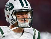 FILE PHOTO: Sep 20, 2018; Cleveland, OH, USA; New York Jets quarterback Sam Darnold (14) walks to the sideline during the second half of a game against the Cleveland Browns at FirstEnergy Stadium. Mandatory Credit: David Dermer-USA TODAY Sports/File Photo