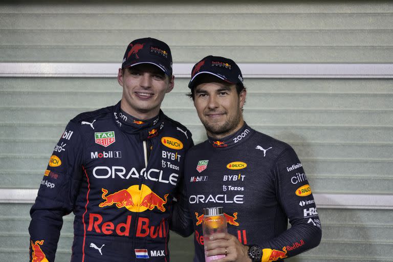 Los pilotos de Red Bull, el neerlandés Max Verstappen, izquierda, y el mexicano Sergio "Checo" Pérez participaron del lanzamiento del nuevo monoplaza de Red Bull Racing .AP Foto/Kamran Jebreili, Pool)