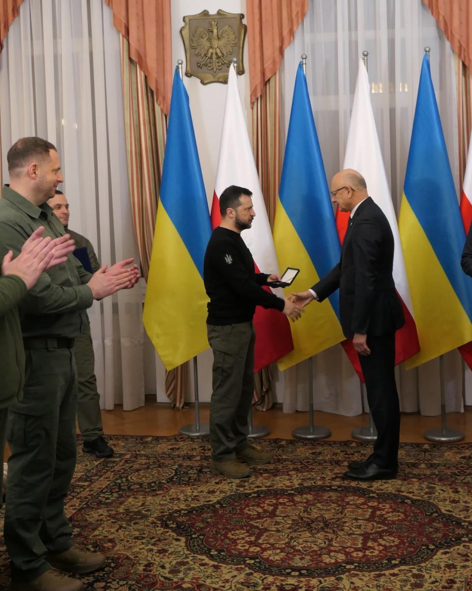Ukrainian president Volodymyr Zelenskyy presents the Mayor of Lublin with a Rescue City Medal for its work in welcoming Ukrainian refugees.