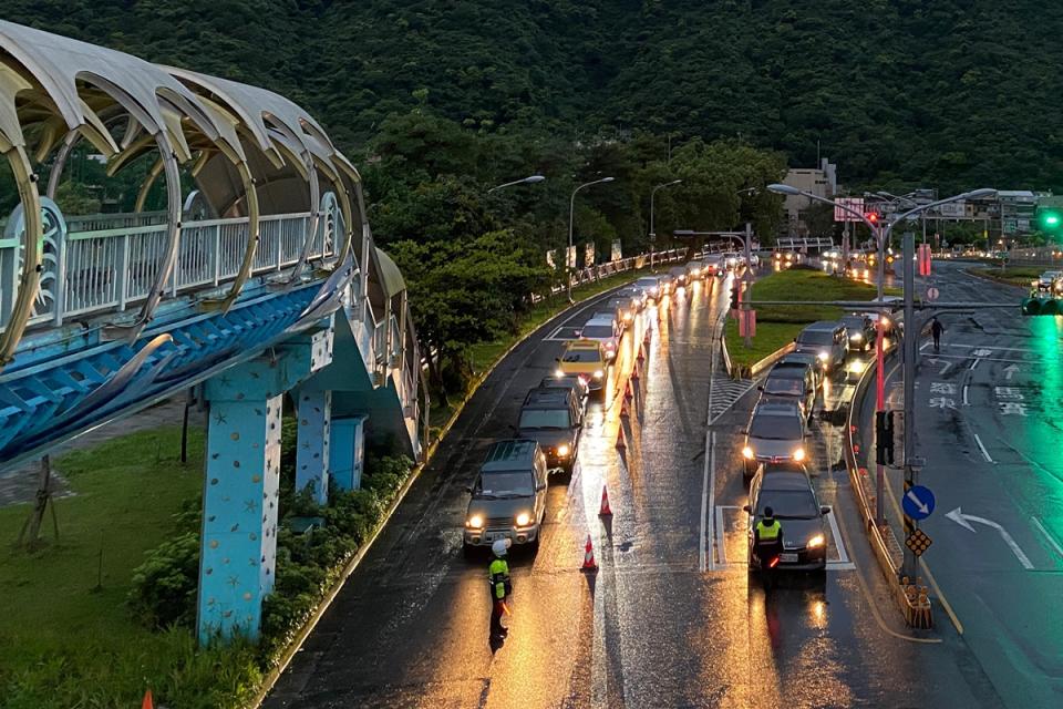 清明連假首日，蘇花改南下路段2日凌晨1時起就出現車潮，清晨後更出現回堵車流。蘇澳警方獲報後立即派員疏導沿線交通。（中央社/蘇澳警方提供）