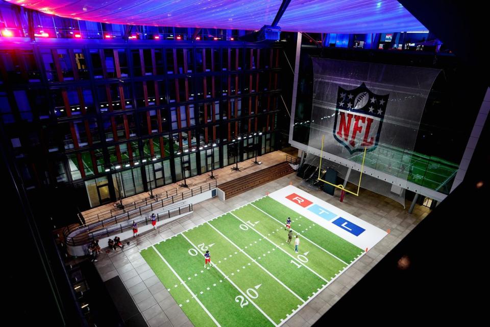 Hinter den Kulissen von "NFL Live" in Köln: Auf dem Außenset soll auch mal ein echter Football fliegen, um Feinheiten des Spiels zu erläutern. (Bild: RTL / Guido Engels)