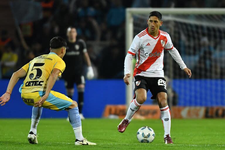 Rodrigo Aliendro conduce ante la marca de Lucas Richarte en el partido entre River y Temperley por la Copa Argentina