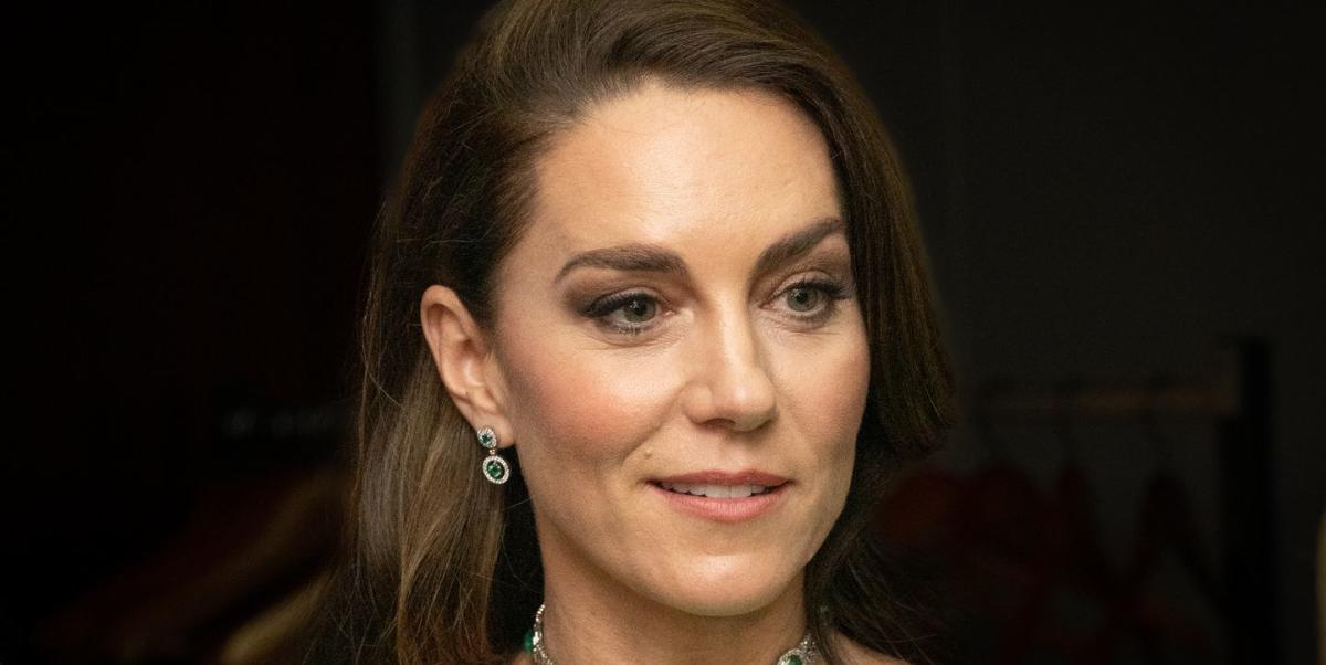 El último look navideño de la princesa Kate presenta una impresionante chaqueta brillante