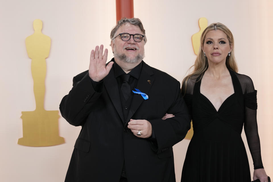 Guillermo del Toro, izquierda y Kim Morgan llegan a los Oscar el domingo 12 de marzo de 2023 en el Teatro Dolby en Los Angeles. (Foto AP/Ashley Landis)