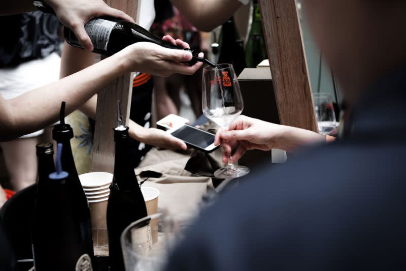 Sake matsuri pouring