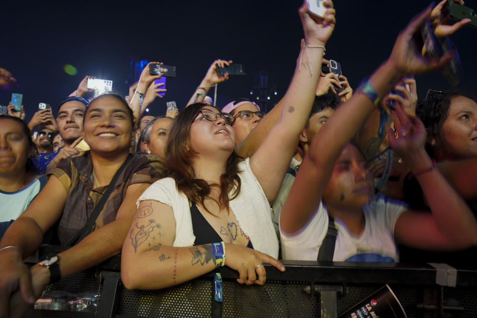 Fans en el set de Calvin Harris en el Festival Tecate Emblema en la Ciudad de México el sábado 18 de mayo de 2024. (Foto AP/Aurea Del Rosario)