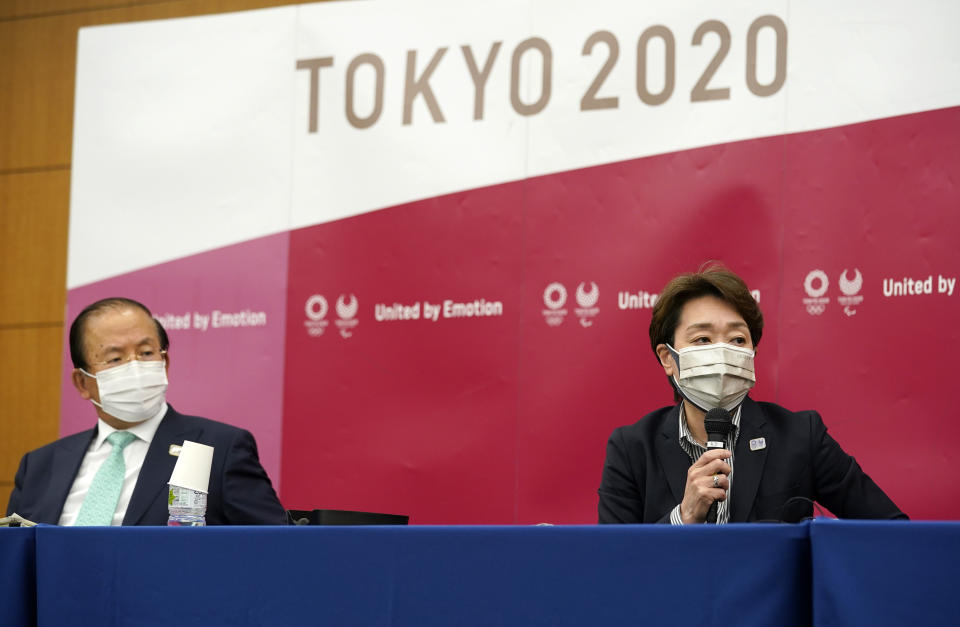 La presidenta del comité organizador de los Juegos de Tokio 2020 Seiko Hashimoto (derecha) y el director ejecutivo Toshiro Muto durante una rueda de prensa, el miércoles 28 de abril de 2021. (Franck Robichon/Pool Foto vía AP)