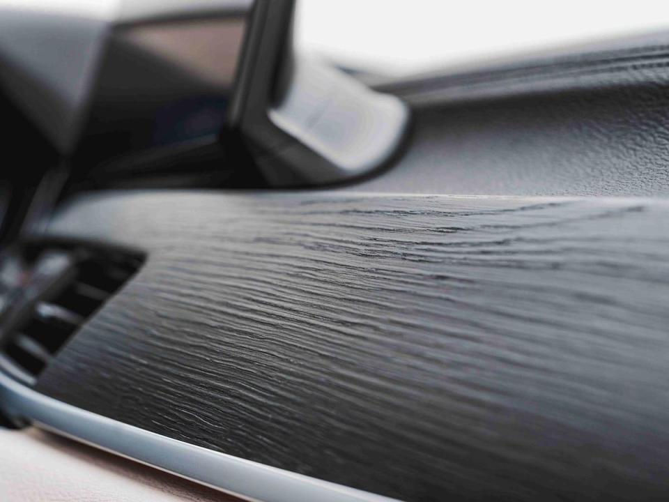 Fine-wood橡木紋飾板含銀色飾條增添車室內的豪華質感。